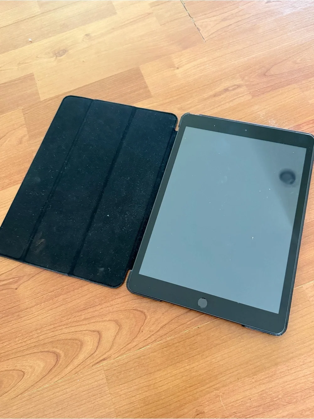 Apple iPad Tablet - Model A2200